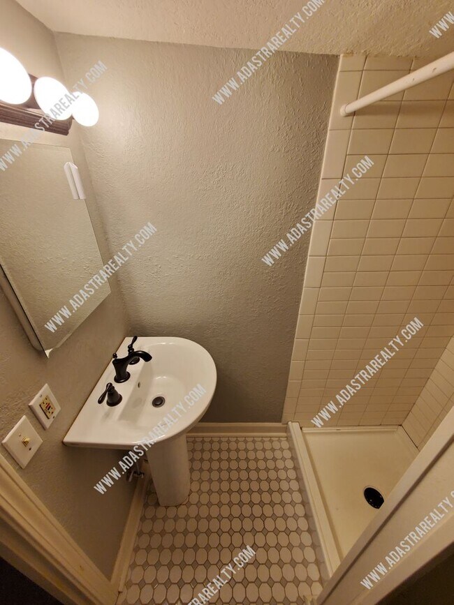 Building Photo - 4521 Fairmount Ave