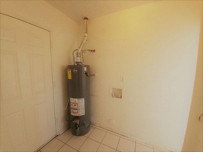 Building Photo - NICE AND AFFORDABLE 2 BEDROOM 1 BATH DUPLEX IN PHOENIX