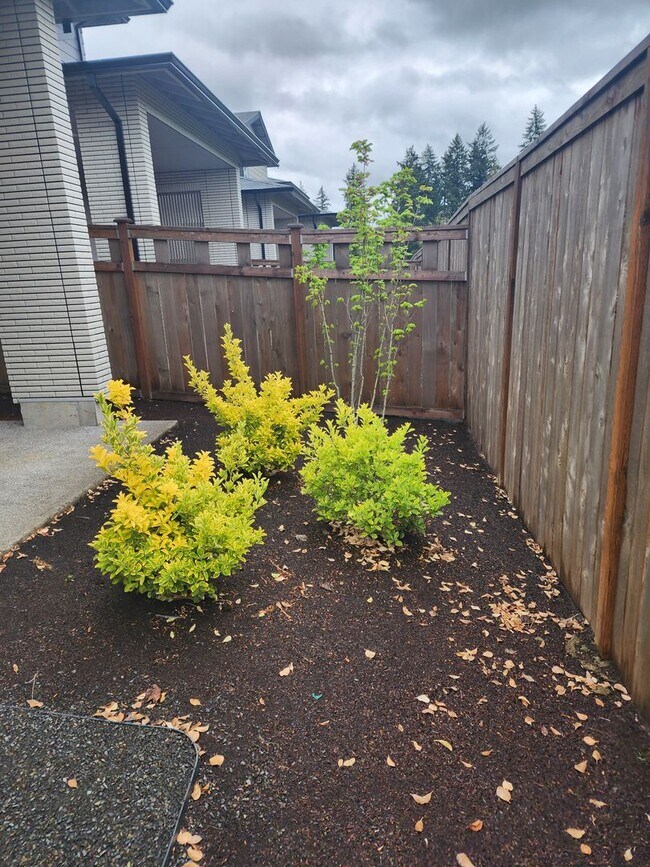 Building Photo - 3 bedroom Townhouse with Pool Access and E...