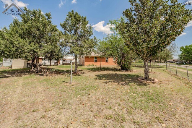 Building Photo - 1400 Phoenix Dr