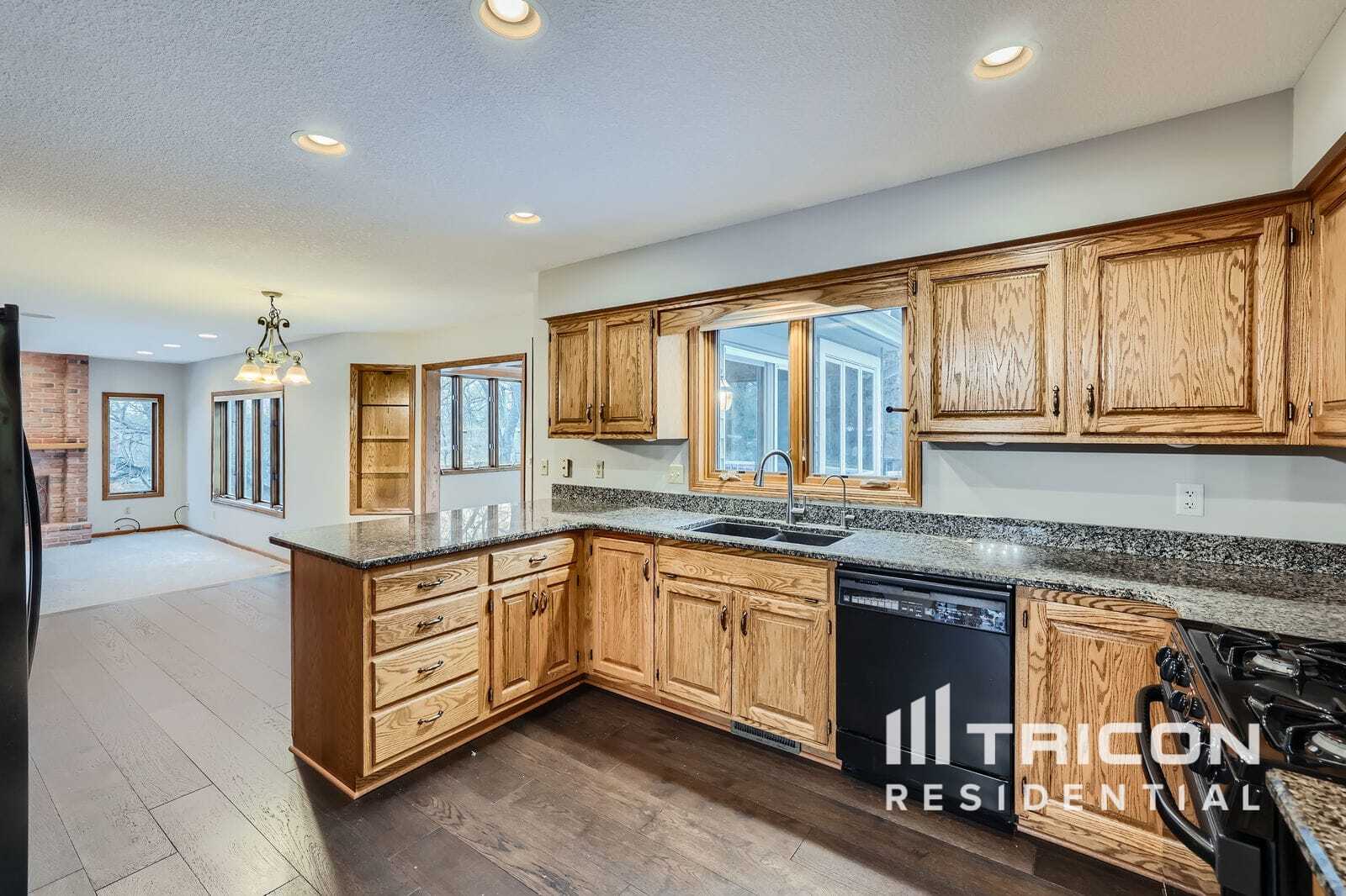 Building Photo - 5585 Rosewood Ln