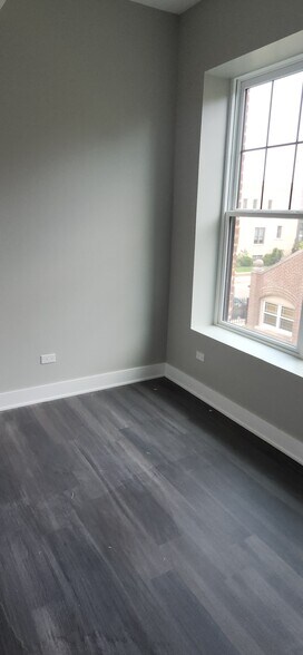 Building Photo - 1023 E 45th St