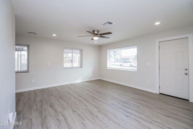 Building Photo - 410 N 97th St