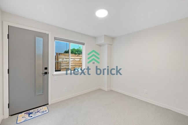 Building Photo - "Charming 3-Bedroom Townhouse Retreat in the Heart of Seattle - 3104C SW Avalon Way!"