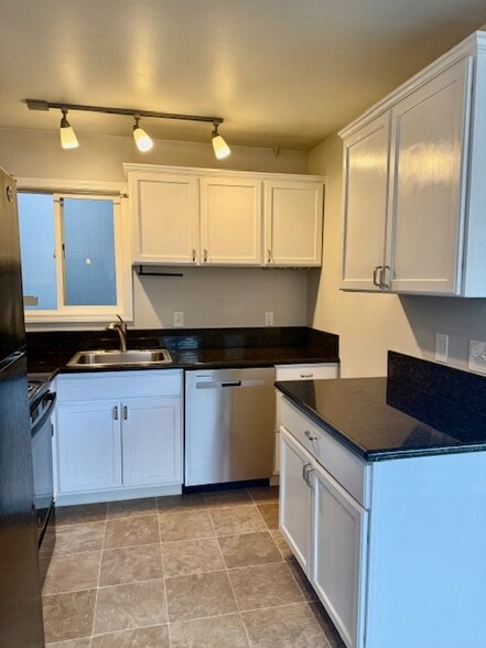 Building Photo - 1412 SW Custer Dr