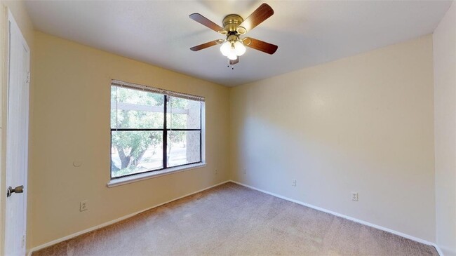 Building Photo - 305 Manuel Dr