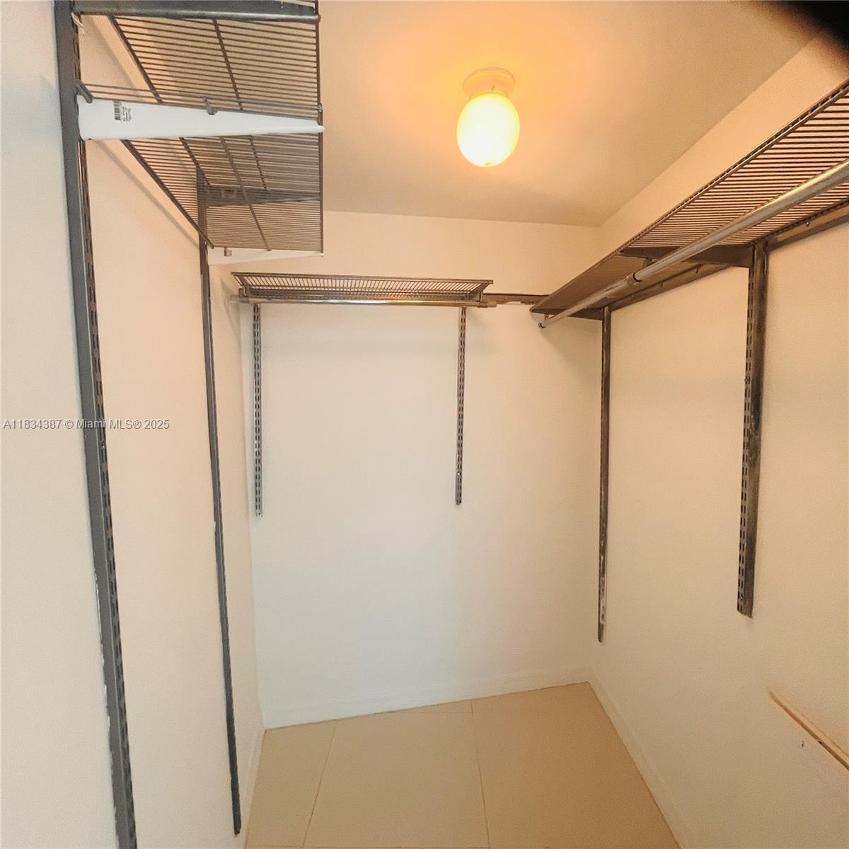 Closet - Walking closet - 1650 Brickell Ave