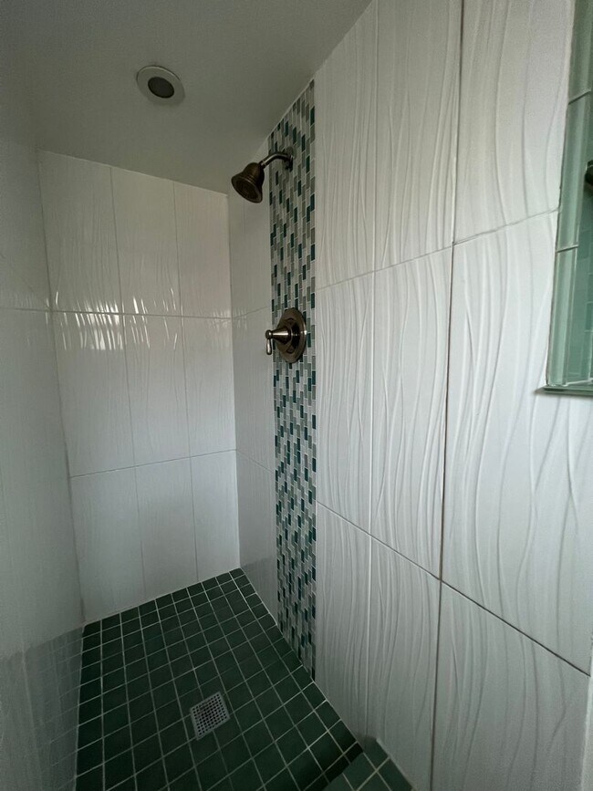 Building Photo - Spacious 3 Bedroom 2 Bath with Pool 2 Blocks from the Beach