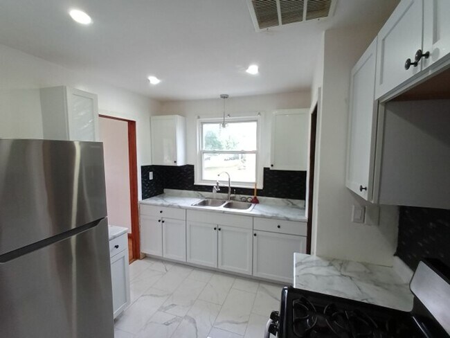 Building Photo - 3 bedroom 1.5 bath brick bungalow - AVAILA...