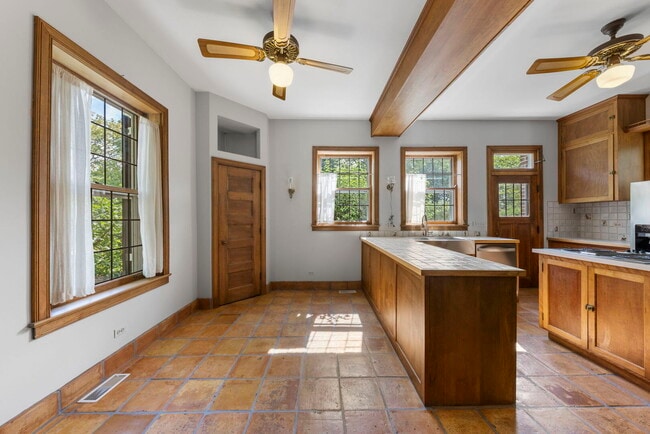 Building Photo - 1092 Wexford Ct