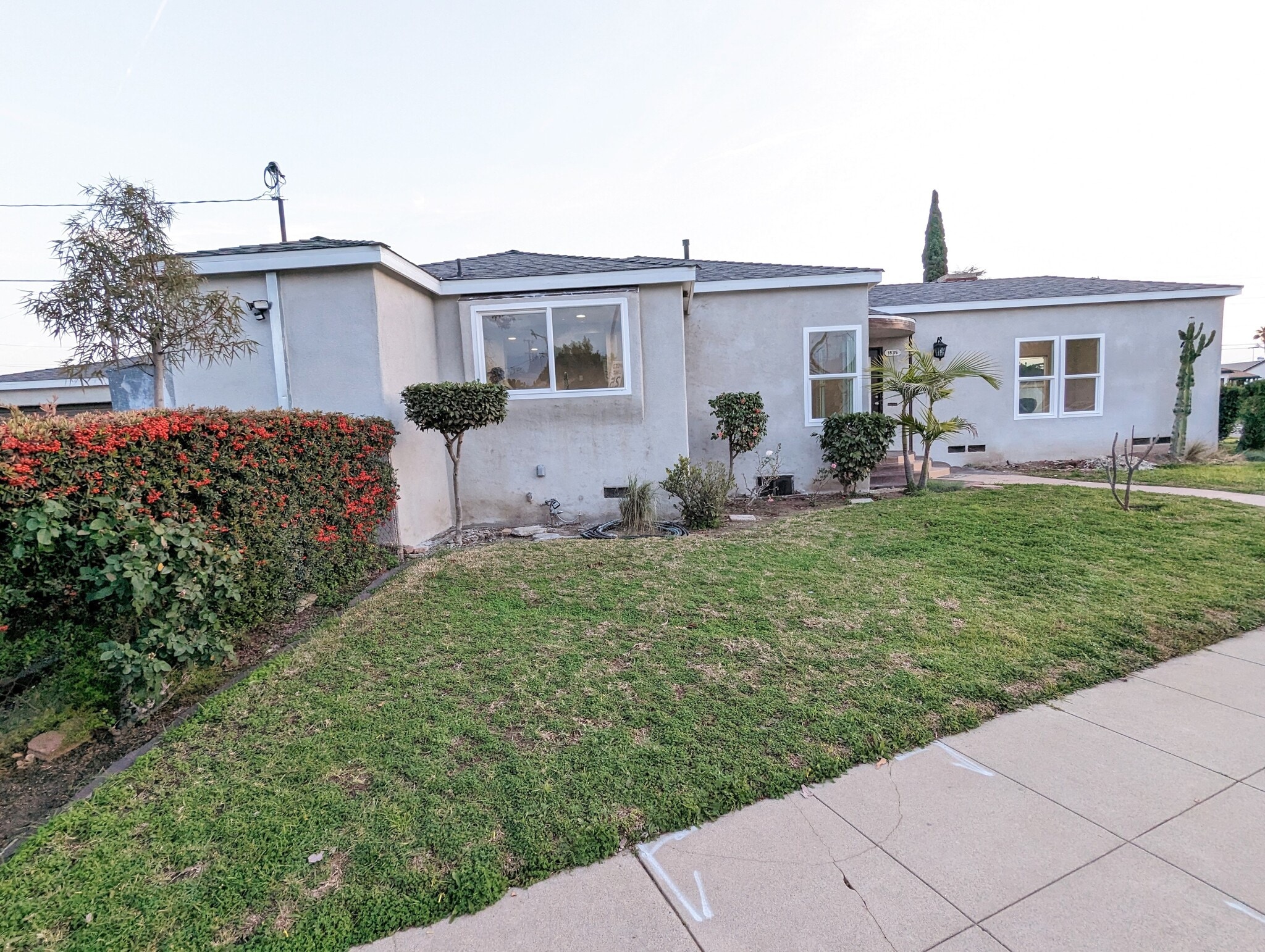Building Photo - 1835 W Colegrove Ave
