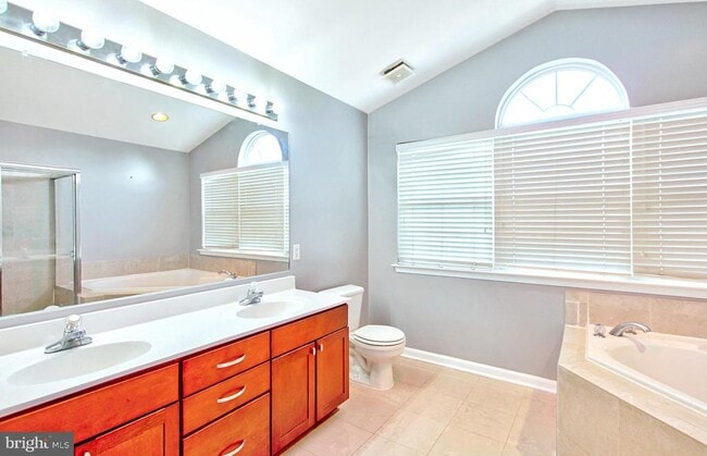 Building Photo - 9902 Woodview Dr