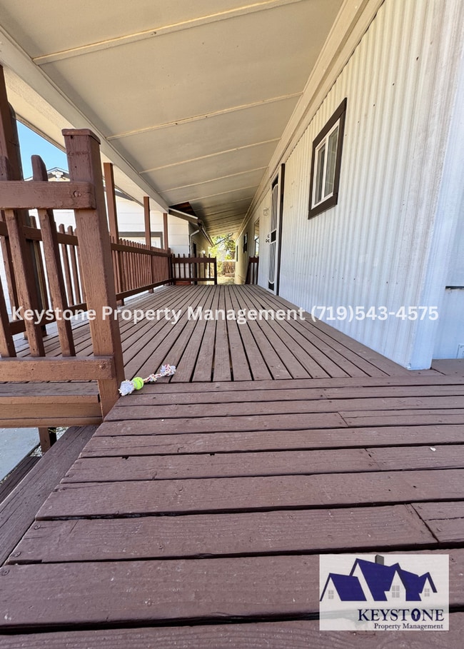 Building Photo - Spacious 2 Bed / 2 Bath Home with Oversized Garage & Updates Throughout $1200/$1200