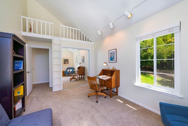 Building Photo - Stunning Mid-Century Modern 5bed/3.5 bath ...