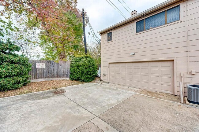 Building Photo - 13922 Hollowgreen Dr