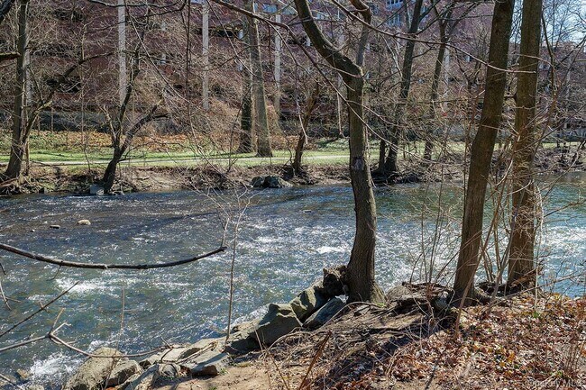 Building Photo - 26 Pondfield Rd