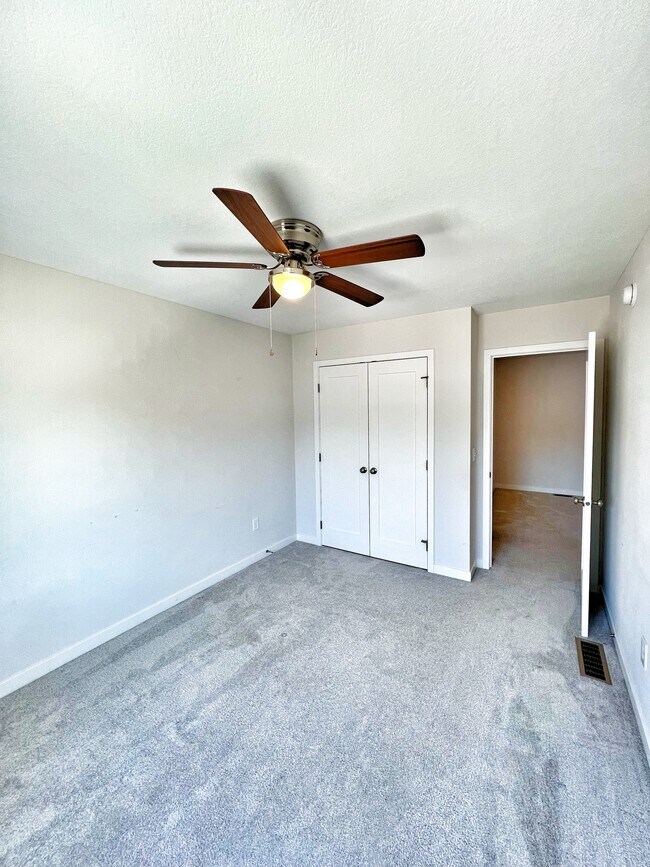 Building Photo - 327 NE Otter Dr