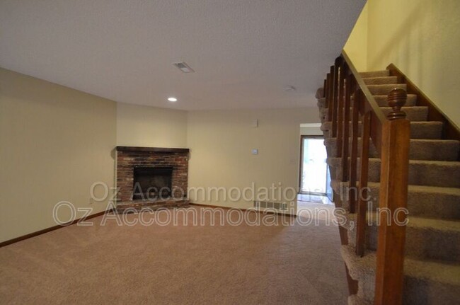Building Photo - 311 NE Timbercreek Dr