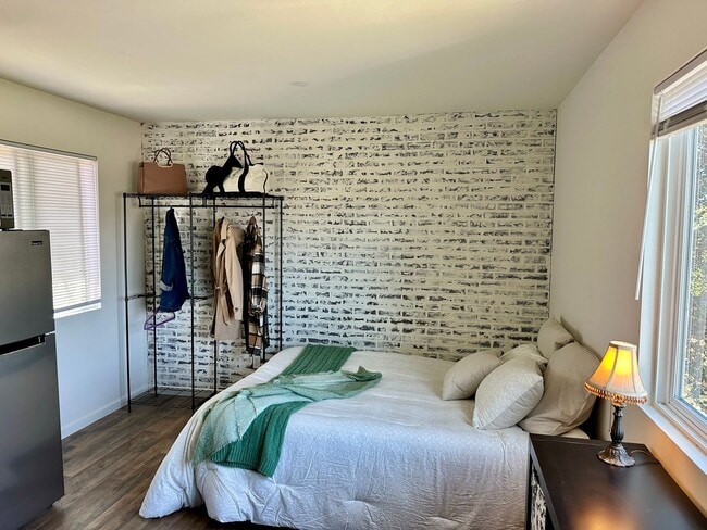 Primary Photo - Studio Available in West Petaluma - Utilit...