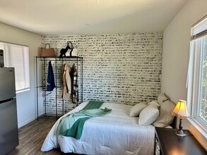 Building Photo - Studio Available in West Petaluma - Utilit...