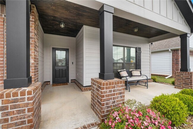 Building Photo - 2104 SW Huntwick Ave