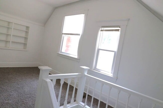 Building Photo - $1,300 - Newly 3 Bedroom 2 Bath