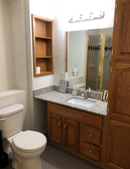 Building Photo - 2325 Royal Palm Dr