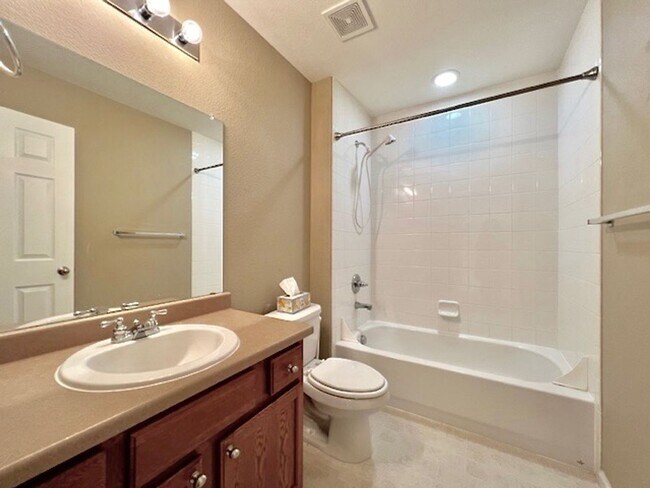 Building Photo - FABULOUS 4 BEDROOM HOME IN EASTVIEW ESTATES!!