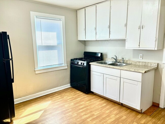 Building Photo - Spacious 2 bedroom home near Churchill Dow...