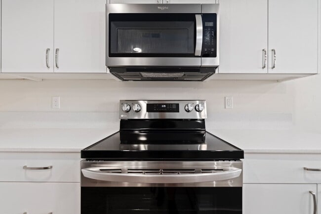 Building Photo - "Discover Comfort & Style: Spacious 3-Bed,...