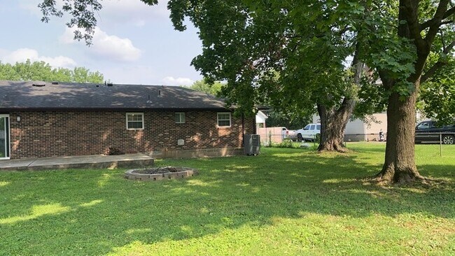 Building Photo - 621 Waneta Ave