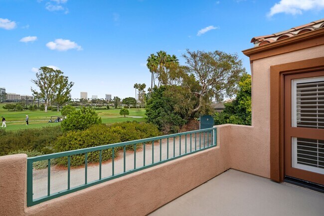 Building Photo - Villa Point Upper Unit with Loft and Golf Course Views