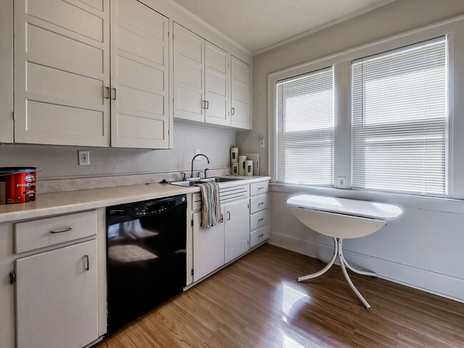 Building Photo - Welcome to this charming 2 bedroom, 1 bath...