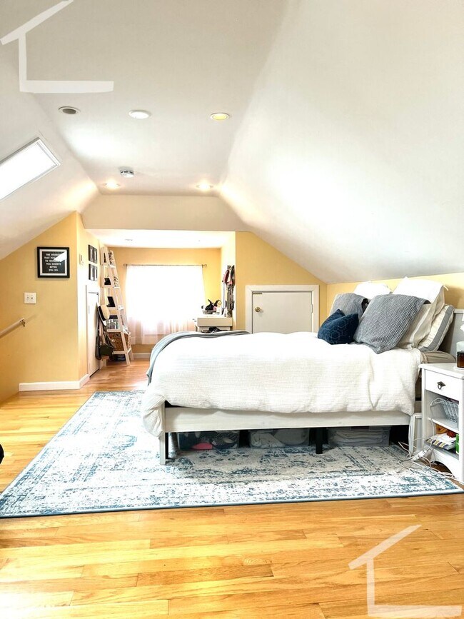 Building Photo - Free Laundry, Parking, Stainless Steel appliances, Backyard