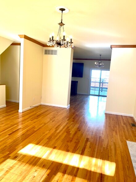 Building Photo - 5785 Kingsbury Pl