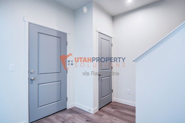 Building Photo - 1047 W 400 S