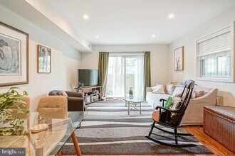 Building Photo - 1926 Bainbridge St