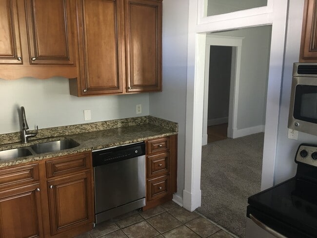 Building Photo - HABERSHAM STREET APARTMENT!
