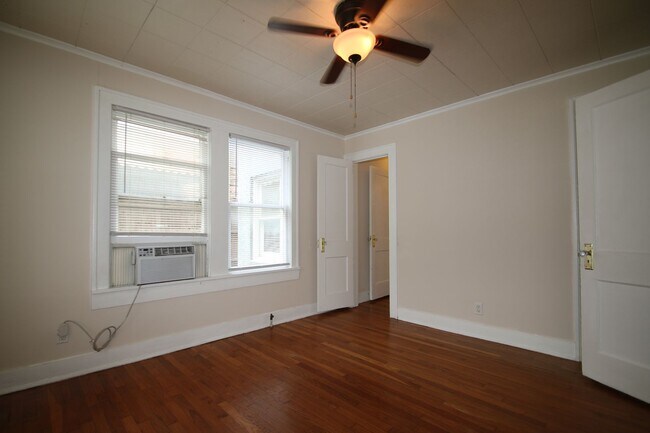 Building Photo - Charming 2/1 Downstairs Apartment Unit w/ ...