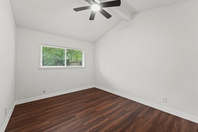 Building Photo - 632 Meadowlawn St