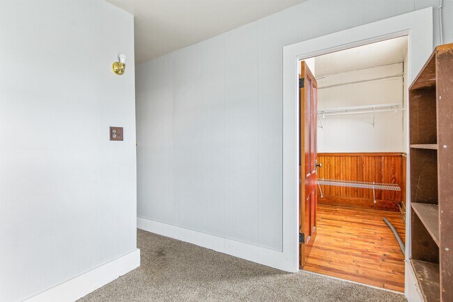 Building Photo - 4 Elm St