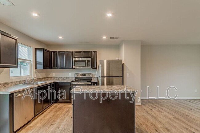 Building Photo - 10 Torrington Dr