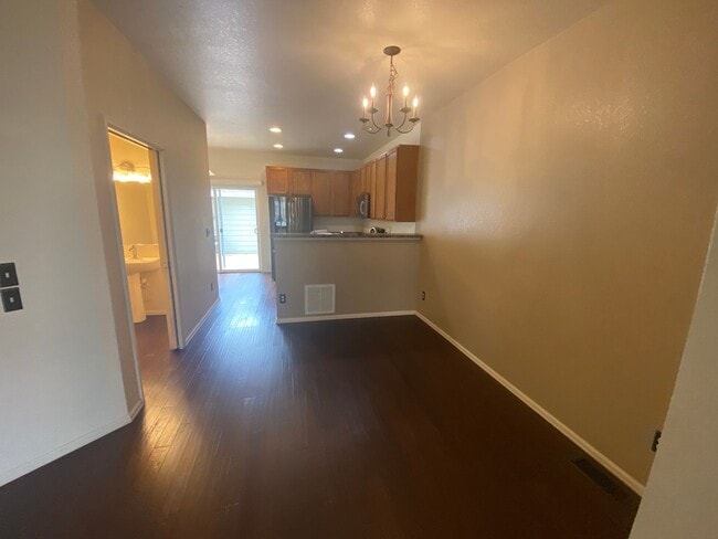 Building Photo - Beautiful 2 Bedroom 2 1/2 Bath Townhome in...