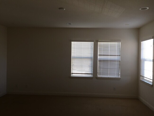 Building Photo - Manteca 4 Bedroom 1/2 bath 2 Car Garage ta...
