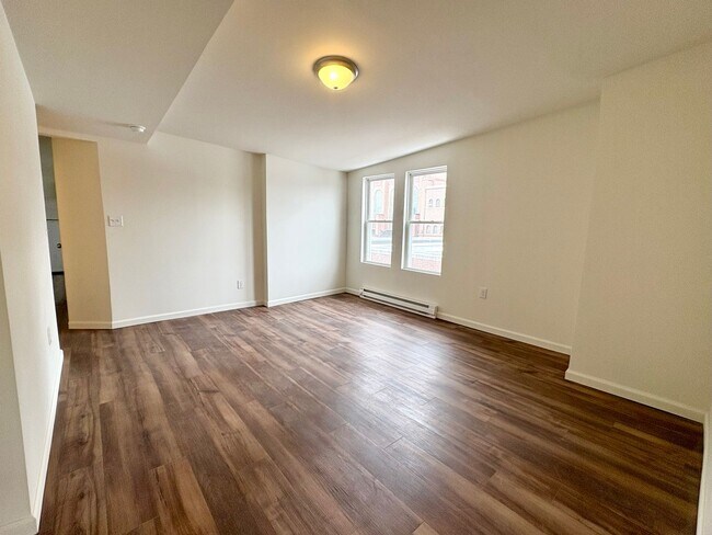 Building Photo - 133 W Maple St