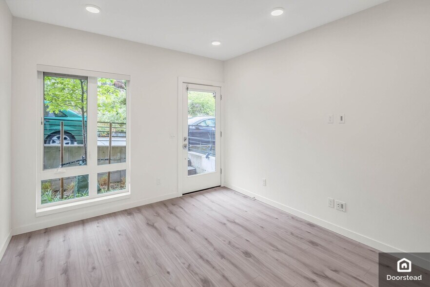 Building Photo - 3015 30th Ave W