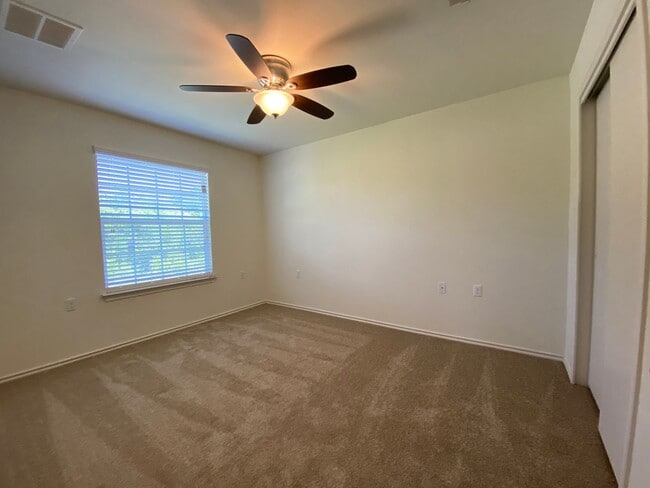 Building Photo - 4 Bedroom in Thaxton Place