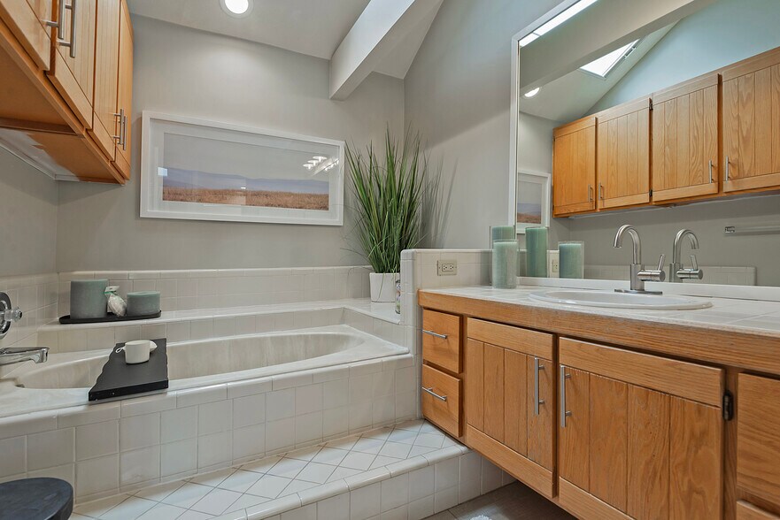 Building Photo - 830 E Pond View Way