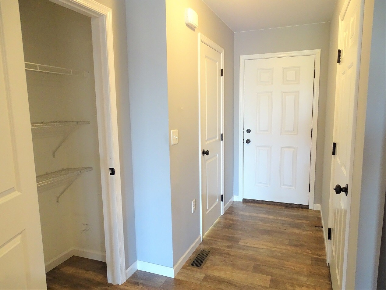 Building Photo - 229 Lakeside Xing