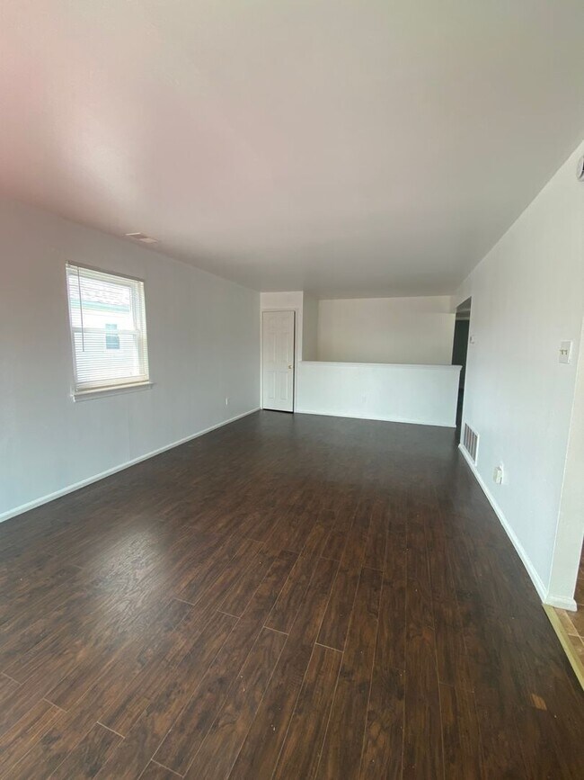 Building Photo - 303 Corinthian Ave